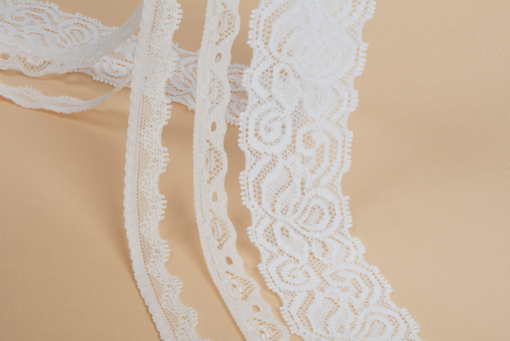 Ref. de gauche à droite 1971/1970/1976 - dentelle polyester